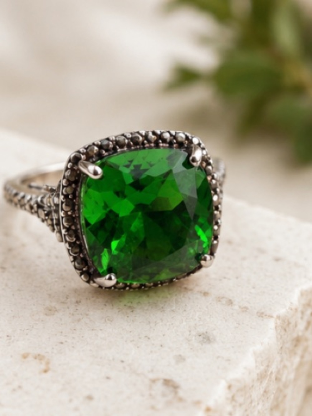 925 Elegant Green Gemstone Ring with Silver Band - Women's Jewelry - Picture 3 of 6